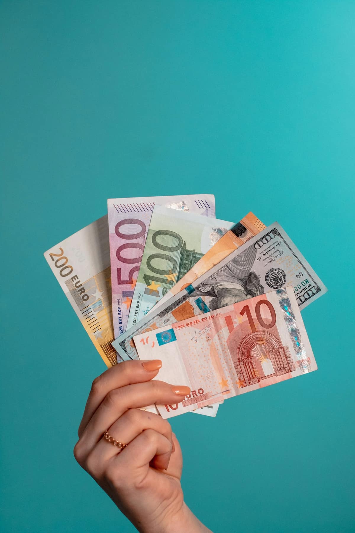 Hand met eurobiljetten